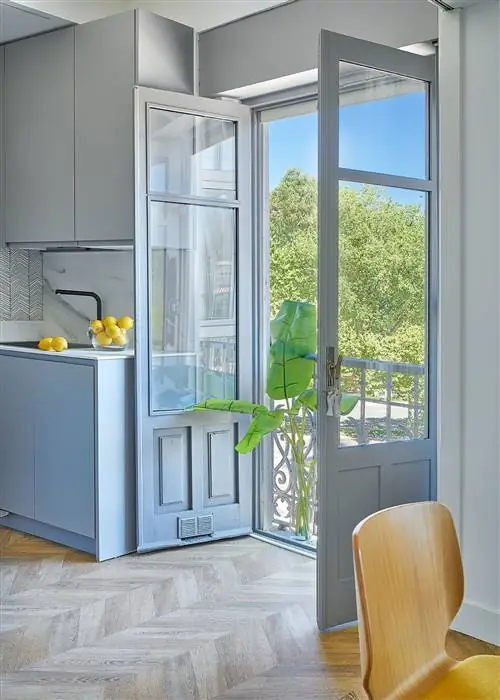 балкон с дверями, окрашенными в серый цвет