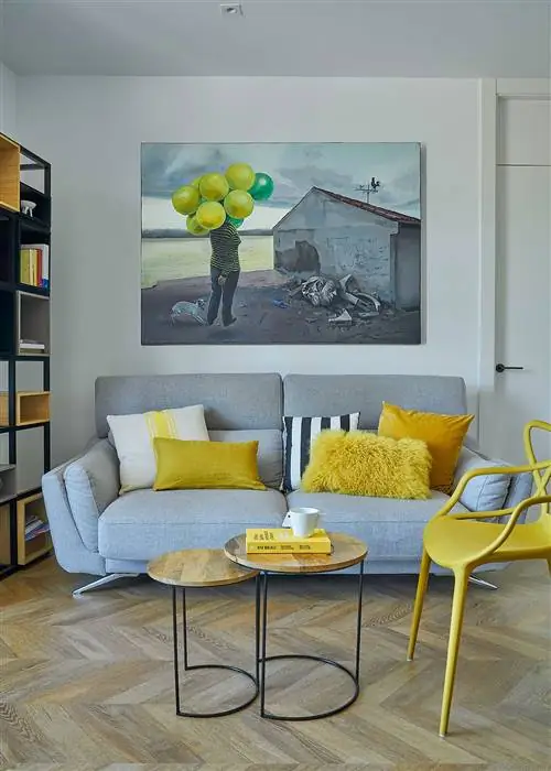 современный серый диван с подушками в горчичных тонах