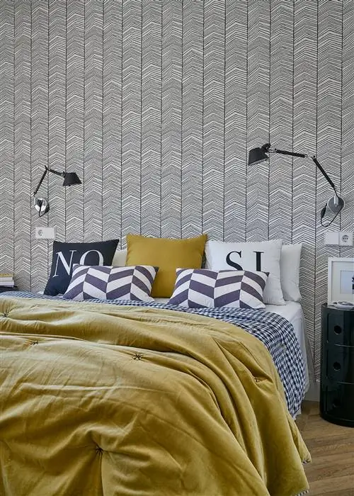 современная спальня с зигзагообразными обоями
