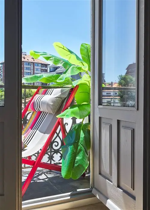 небольшой балкон с гамаком