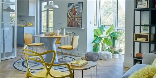 Современная и молодая квартира в серых и желтых тонах