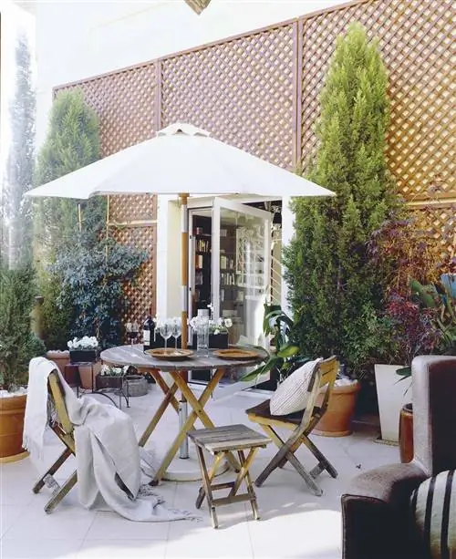 Обеденная зона на открытом воздухе с зонтиком