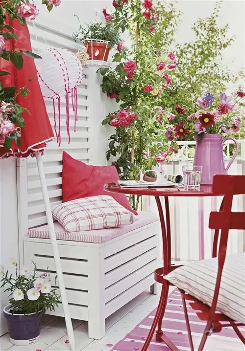 небольшая терраса с многофункциональной скамейкой