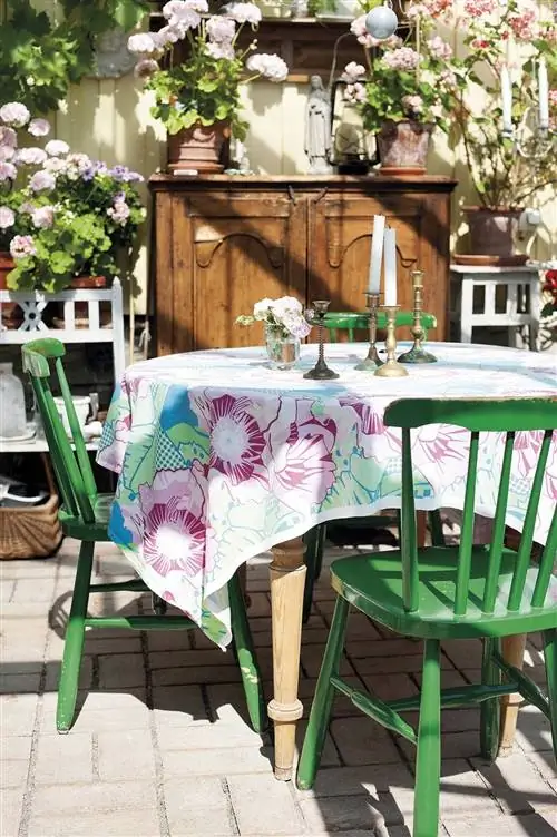 Крыльцо: Снаружи столовая украшена цветами
