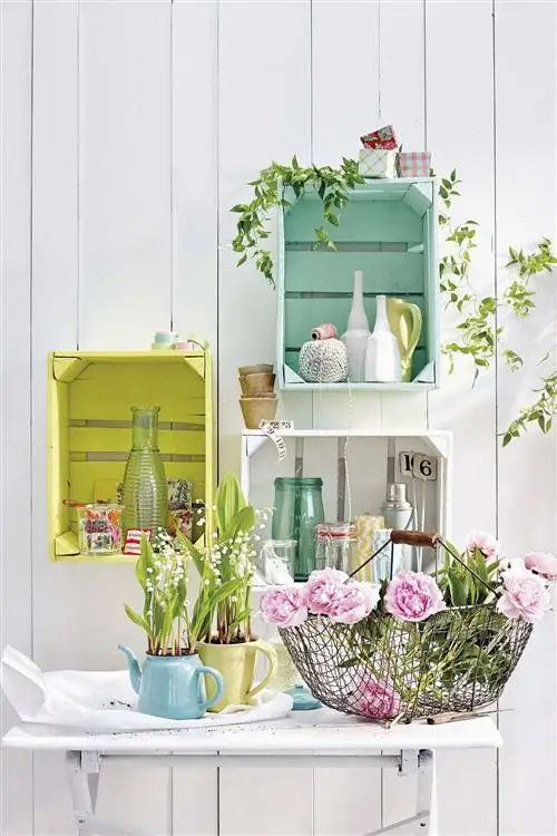 Терраса, украшенная переработанными крашеными коробками