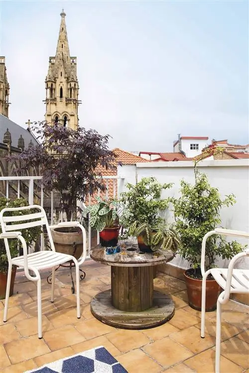 терраса с переработанной мебелью и растениями