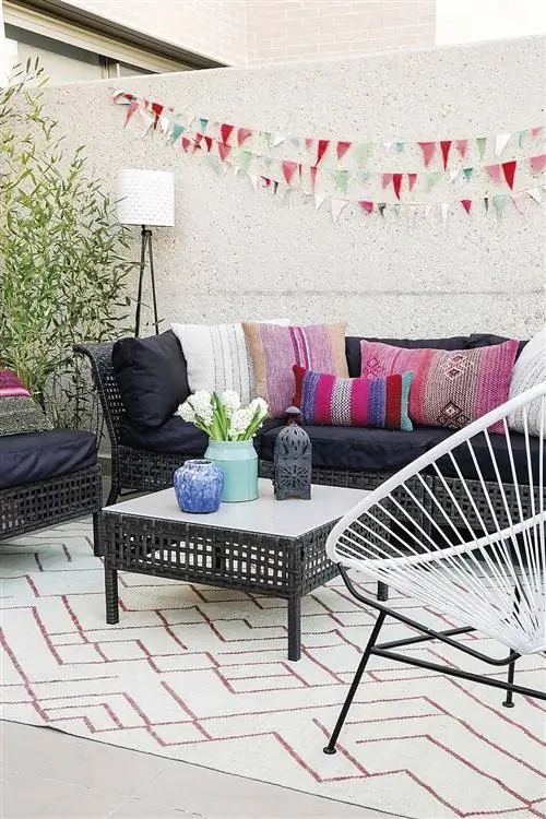 Внутренний двор с гостиной