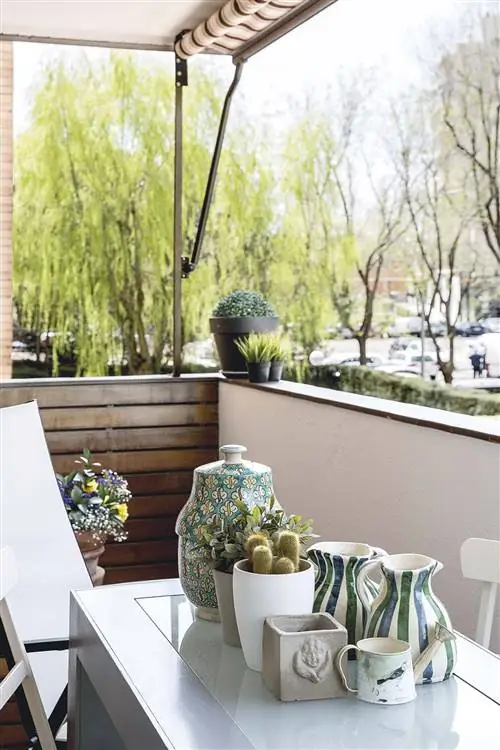 Терраса с керамическим горшком