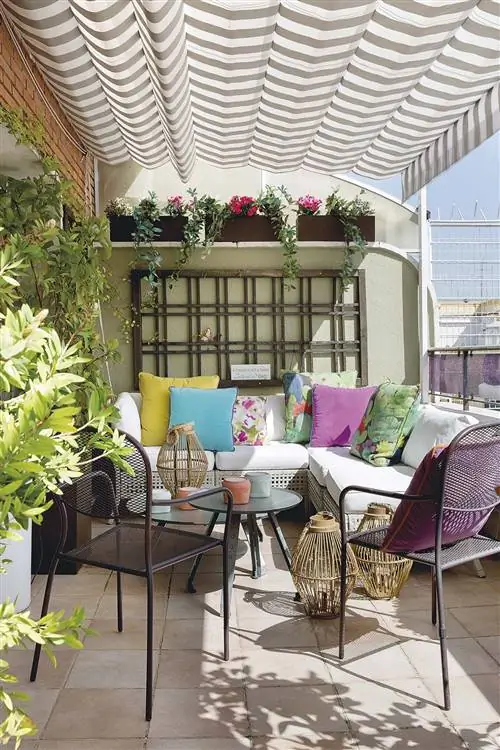 терраса с открытой гостиной и навесом