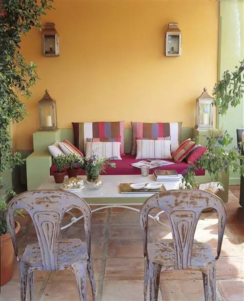 Гостиная на веранде со встроенным диваном