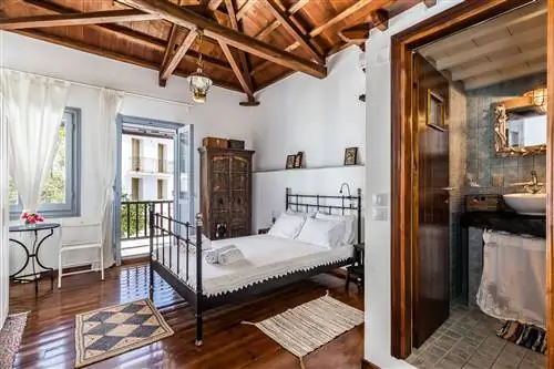 деревенская спальня с кованой кроватью