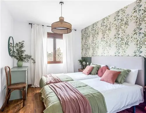 деревенская спальня с двумя кроватями и ботаническими обоями