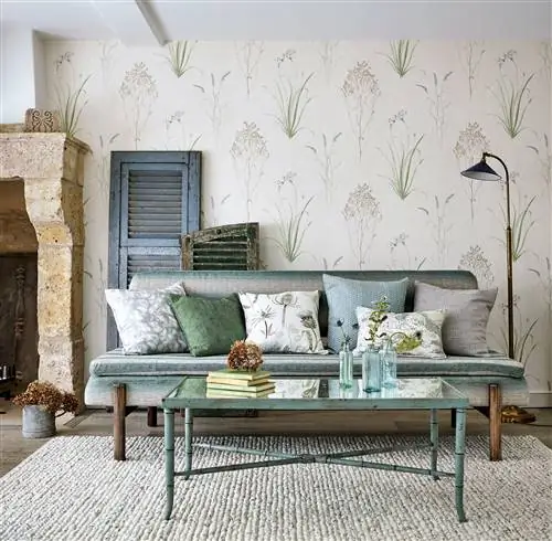 летняя гостиная с обоями с растениями