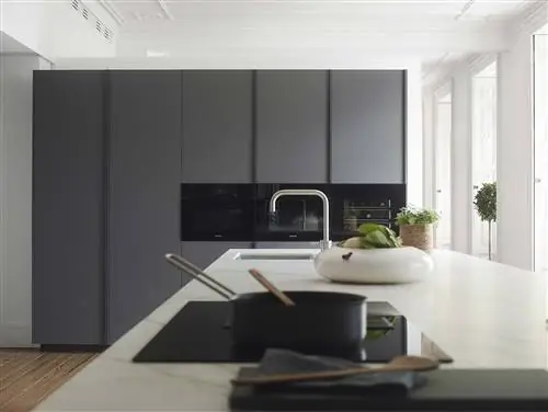 бело-серая кухня