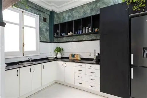 открытая кухня, украшенная ботаническими обоями