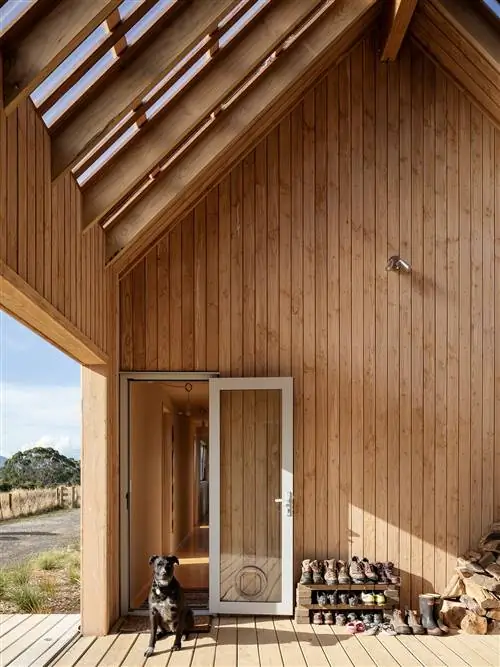 зал с деревянными рейками на полу, потолке и стенах