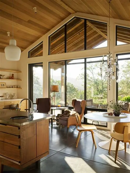 открытая кухня с офисом и окнами от пола до потолка