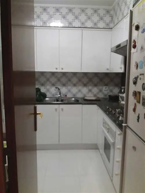 открытая кухня с большим количеством света до и после