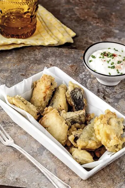жареная корвина, маринованная с йогуртовым соусом