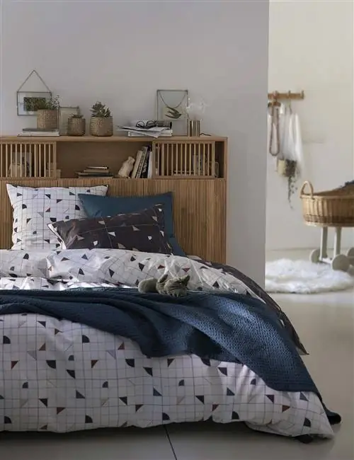 изголовье с полкой и местом для хранения