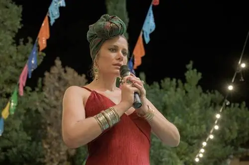 лизи линдер участвует в сериале el oasis vis a vis на netflix