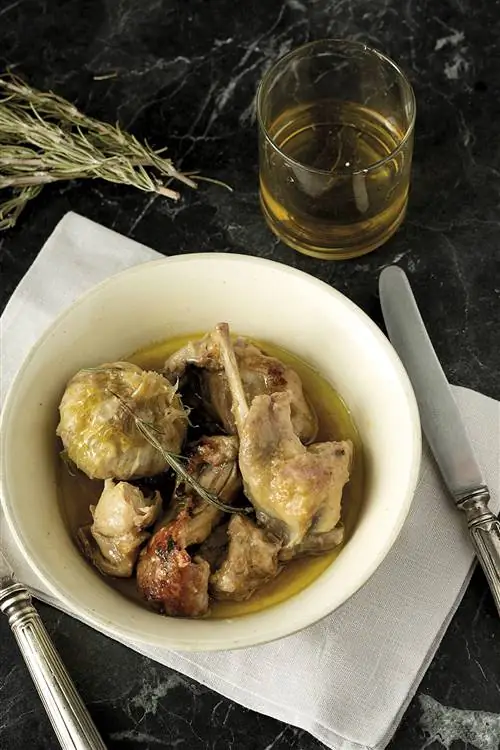 кролик с чесноком и розмарином