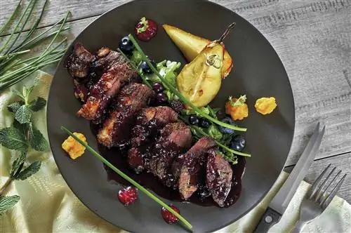 утиная грудка с грушами и соусом из красных фруктов