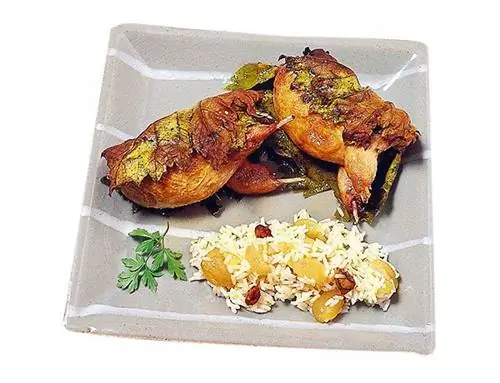 перепела на виноградных листьях