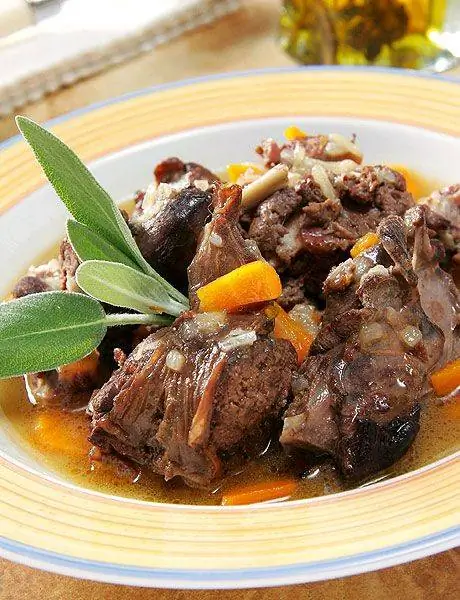 заяц тушеный с овощами