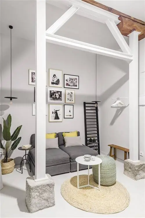 современная мини-гостиная-студия с балками