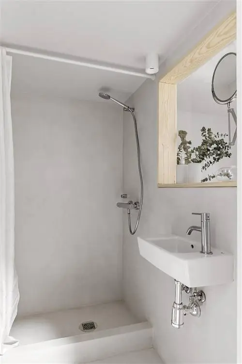 современная мини-ванная комната-студия с душем в серо-белых тонах