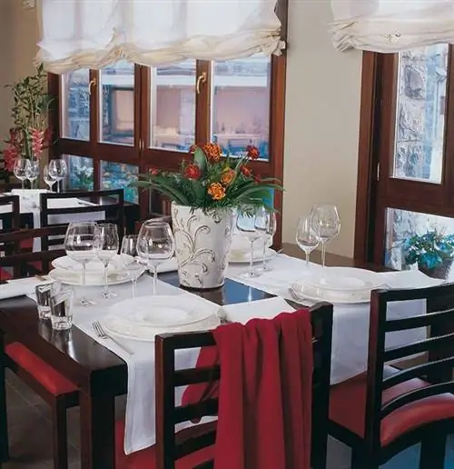 Скатерть, Комната, Стекло, Дизайн интерьера, Мебель, Текстиль, Стол, Постельное белье, Дизайн интерьера, Посуда,