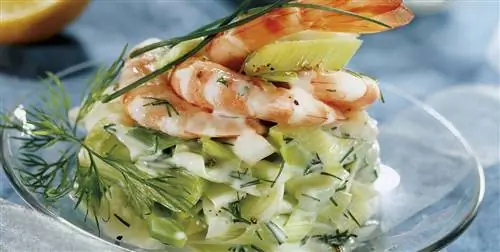 Теплый салат с креветками и луком-пореем