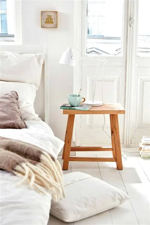 Прикроватный столик