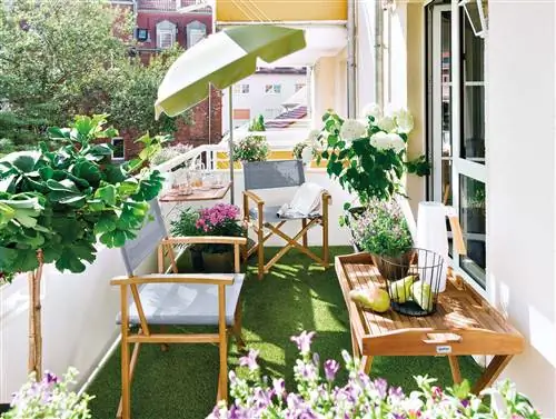 терраса, украшенная искусственной травой