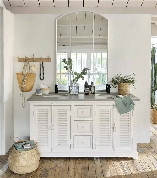 белая деревенская ванная комната