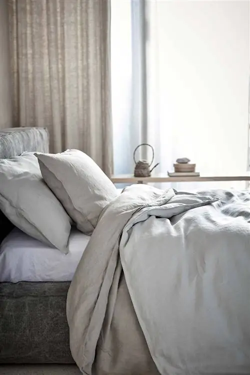 кровать с одеялом