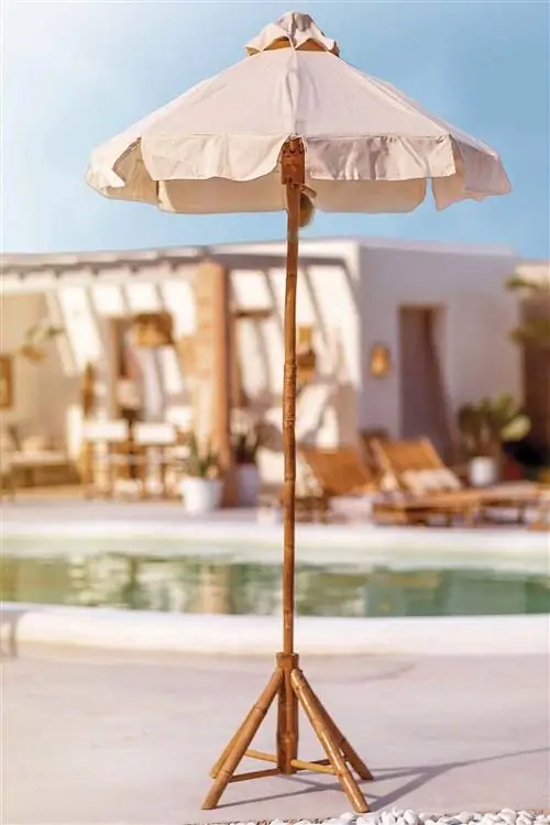 деревянный зонт и белая ткань в зоне бассейна