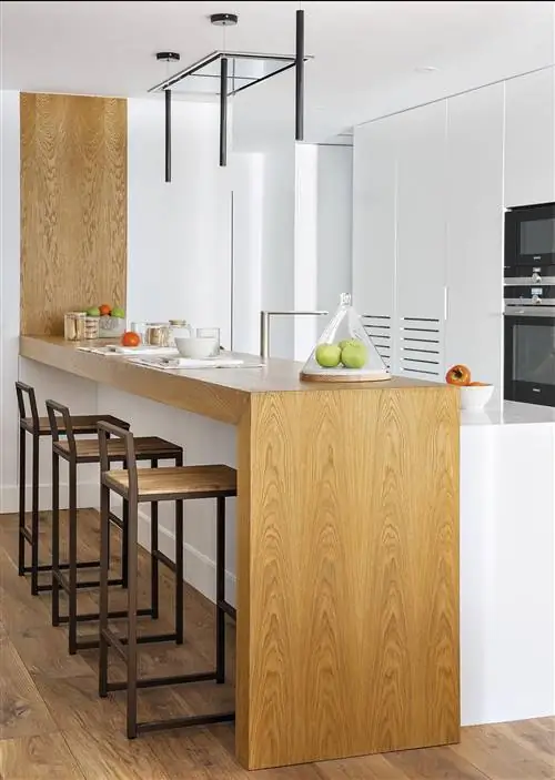 Небольшая квартира в Мадриде: открытая кухня с барной стойкой