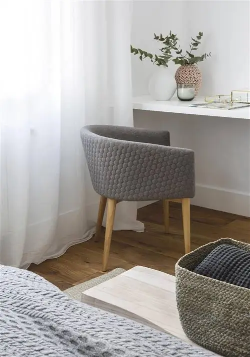 Небольшая квартира в Мадриде: письменный стол в спальне