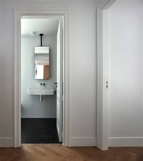 Комната, Дверь, Недвижимость, Пол, Лиственная древесина, Стена, Молдинг, Дом, Здание, Дизайн интерьера,