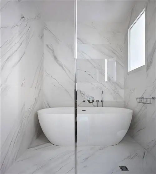 Белый, Ванная, Плитка, Пол, Недвижимость, Комната, Стена, Архитектура, Дизайн интерьера, Ванна,