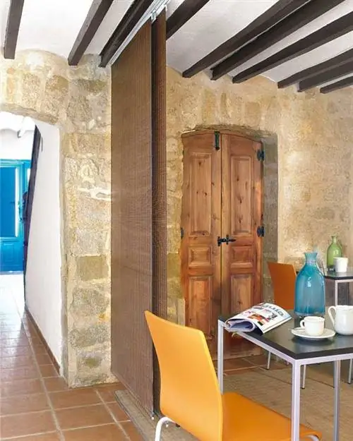 Дерево, комната, пол, твердая древесина, пол, потолок, стол, морилка, дверь, светильник,