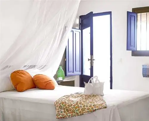 Кровать, Комната, Скатерть, Дизайн интерьера, Недвижимость, Постельные принадлежности, Текстиль, Спальня, Простыня, Постельное белье,