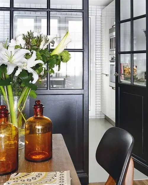 Бутылка, Лепесток, Комната, Дизайн интерьера, Стеклянная бутылка, Жидкость, Стекло, Цветок, Этаж, Дистиллированный напиток,