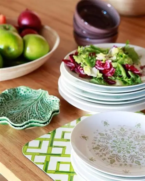 Сервировка, Посуда, Столовая посуда, Керамика, Фарфор, Цельная еда, Ингредиент, Помидор, Тарелка, Миска,