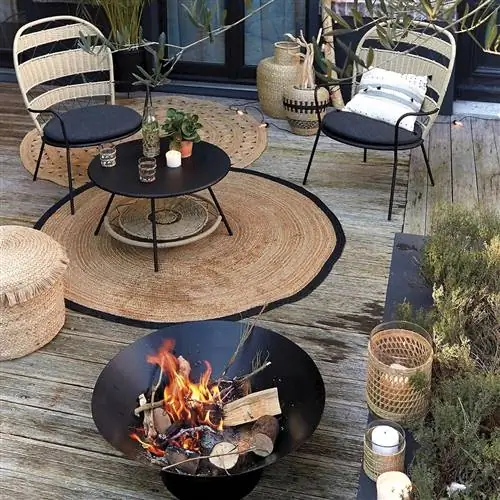 крыльцо с черной мебелью и современной ямой для костра