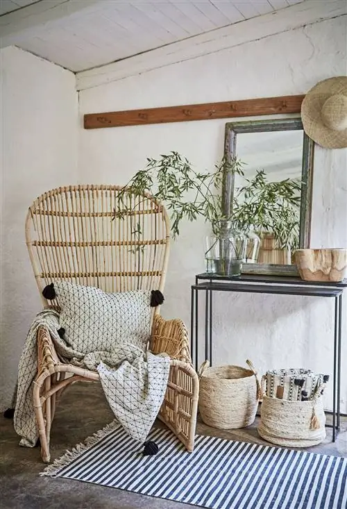 деревенский зал с креслом из волокна