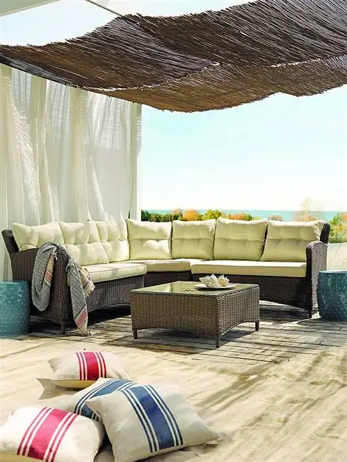 Мебель, Комната, Дизайн интерьера, Студийный диван, Гостиная, Диван, Кровать, Потолок, Занавес, Журнальный столик,