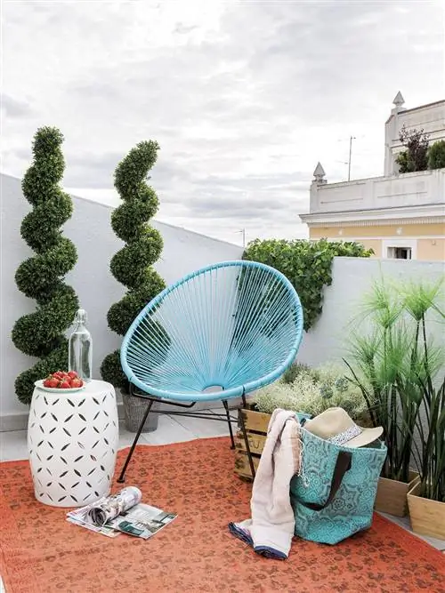 терраса с растениями и креслом акапулько